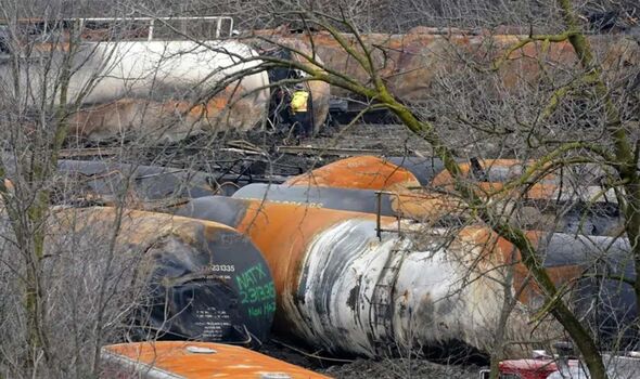 Le nettoyage de certaines parties d'un train de marchandises de Norfolk Southern qui a déraillé.