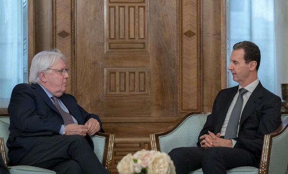 Un fonctionnaire de l'ONU assis avec le président syrien