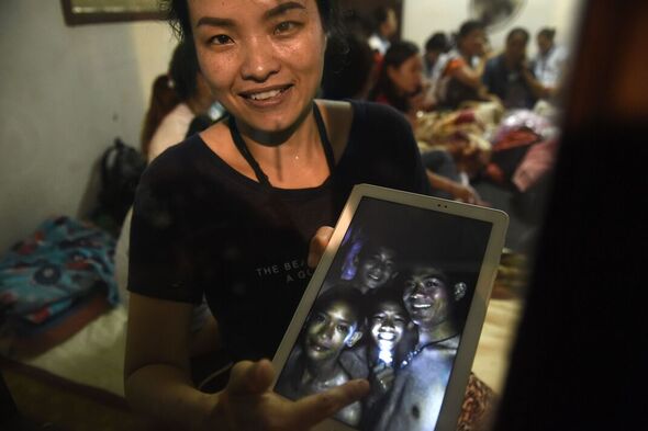 Une femme tenant un iPad en souriant
