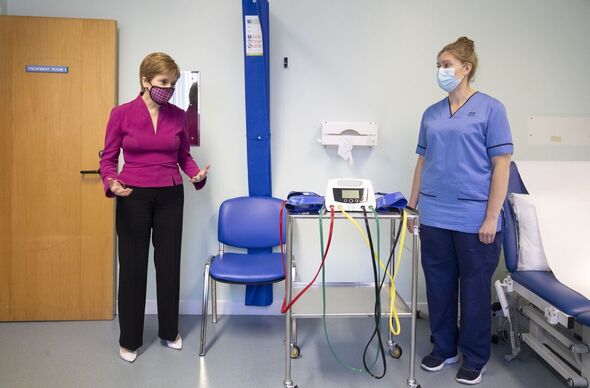Le premier ministre Nicola Sturgeon visite le centre communautaire du NHS de Sighthill.