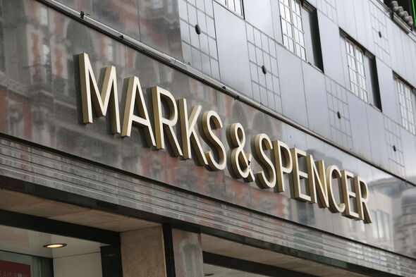 Marks & ; Spencer va supprimer 7000 emplois en raison du virus qui frappe les ventes.
