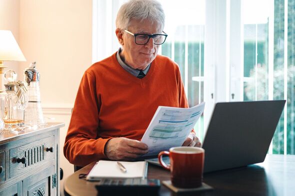 Un homme âgé inquiet vérifie ses factures à la maison