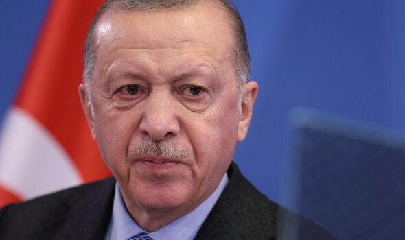 OTAN : La Turquie hésite à ratifier les documents d'adhésion. 