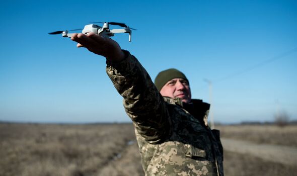 Des instructeurs enseignent la reconnaissance aérienne et le contrôle des drones aux militaires ukrainiens à Zaporizhzhia.