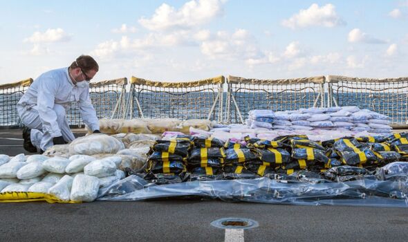 Stupéfiants saisis amenés à bord pour enregistrement et destruction dans le golfe d'Oman