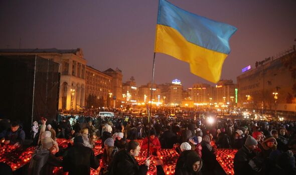 Des manifestants ukrainiens visitent la place de l'Indépendance en 2015
