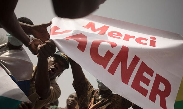 Des manifestants au Mali tiennent une pancarte disant 