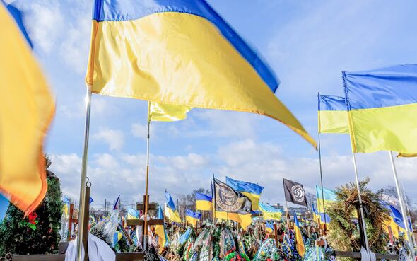 Les drapeaux nationaux ukrainiens bleus et jaunes sont soufflés par le...