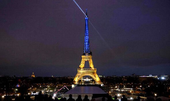La Tour Eiffel aux couleurs ukrainiennes 
