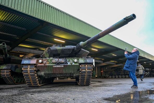 Le ministre de la Défense Pistorius visite l'unité de chars Leopard