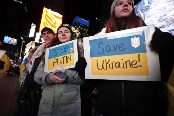 Les New-Yorkais commémorent un an de guerre en Ukraine à Times Square