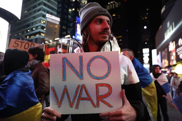 Les New-Yorkais commémorent un an de guerre en Ukraine à Times Square