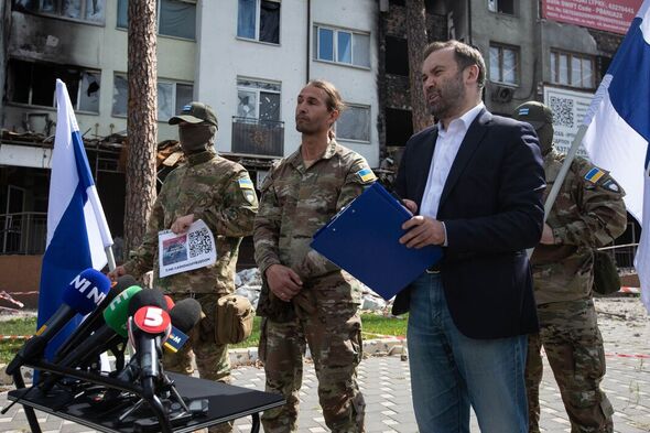 Ilya Ponomarev avec des soldats et des journalistes