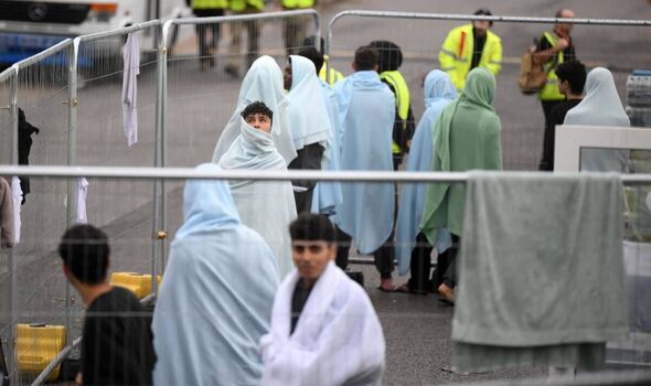 Des détenus migrants sont vus enveloppés dans des couvertures