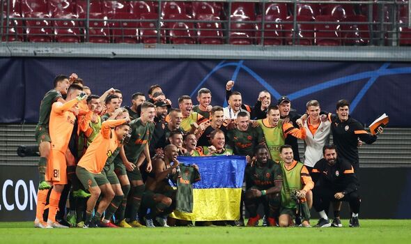 Les joueurs du Shakhtar Donetsk posent pour une photo d'équipe lors d'un match en septembre 2022