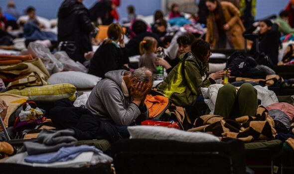 Les personnes qui ont fui la guerre en Ukraine se reposent dans un abri temporaire pour réfugiés en Pologne l'année dernière