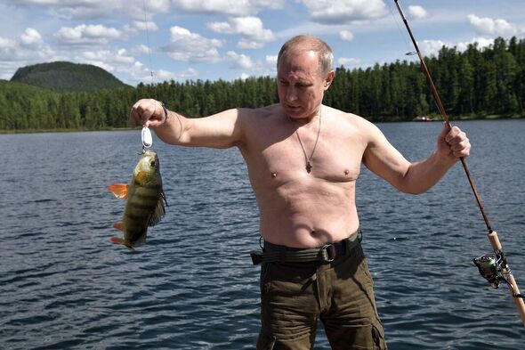 Poutine tenant un poisson