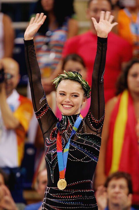 Alina Kabaeva a reçu la médaille d'or aux Jeux Olympiques d'Athènes 2004 en gymnastique rythmique. 