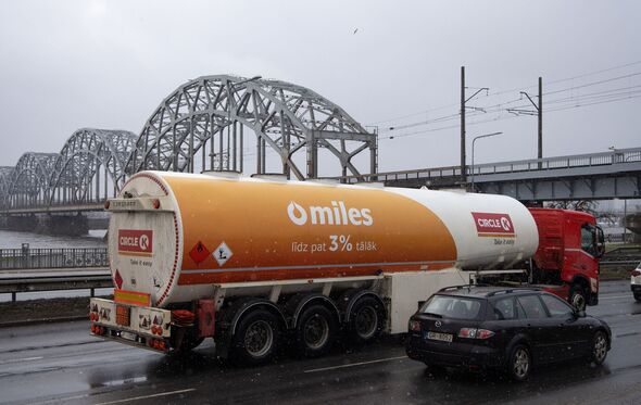 Wagons de pétrole et stations-service lettons avant l'interdiction des carburants russes par l'UE