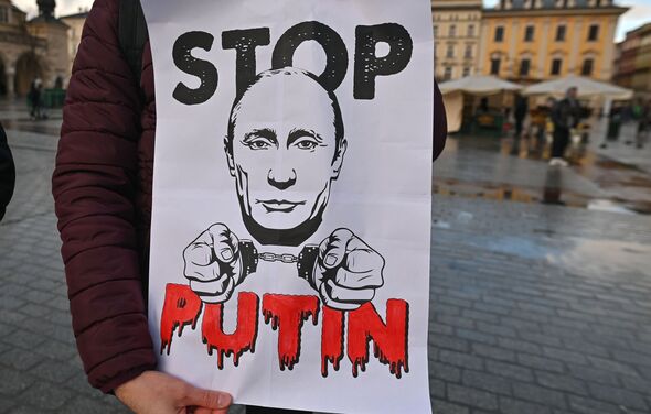 Des Russes protestent contre la guerre avec l'Ukraine à Cracovie.