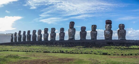 Vue panoramique des anciennes statues de pierre Moai sur l'île de Pâques, au Chili.