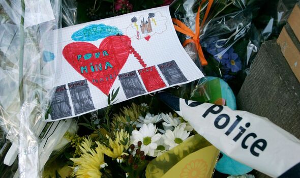 Fleurs et hommages laissés pour les enfants sur les lieux des meurtres.