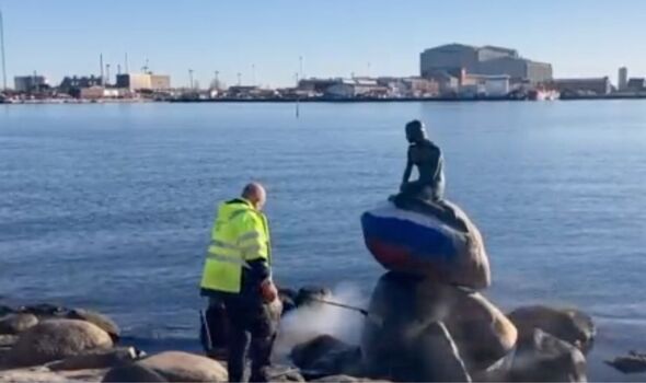 Copenhague : Travaux en cours pour retirer le drapeau russe de la Petite Sirène.