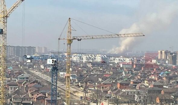 Russie : Un grand panache de fumée s'élève d'un incendie près de Krasnodar. 