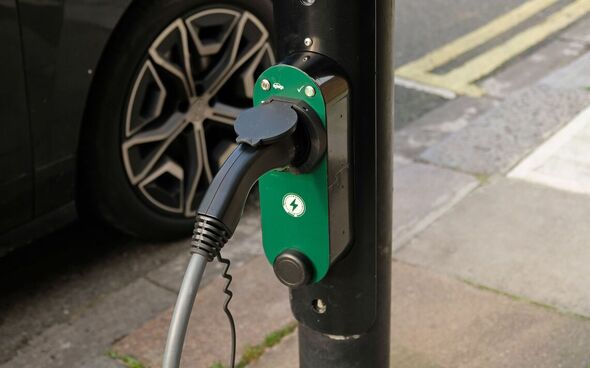 Chargement d'un véhicule électrique à une station de recharge publique dans une ville. Véhicules à énergie nouvelle, énergie alternative écologique pour les voitures. Voitures électriques