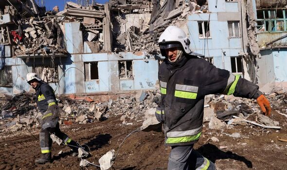 Des sauveteurs ukrainiens retirent des débris après une frappe de missile à Zaporizhzhia le 2 mars