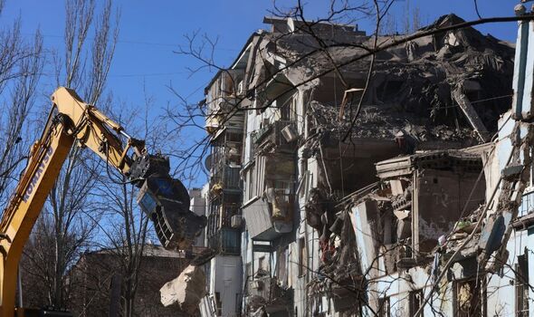 Frappe russe contre un immeuble d'appartements dans la ville de Zaporizhzhia, dans le sud de l'Ukraine