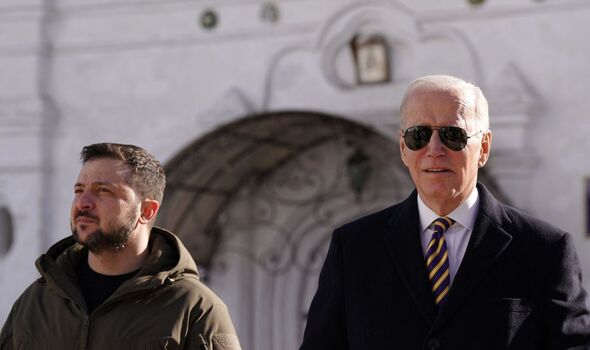 Le président américain Joe Biden marche à côté du président ukrainien Volodymyr Zelensky à Kiev