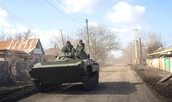 Un véhicule blindé ukrainien se dirige vers les positions de la ligne de front près de Bakhmut.