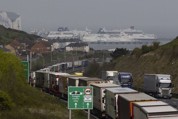 Le système de contrôle du trafic pour les camions à destination de Douvres restera jusqu'au mois prochain