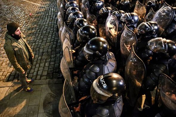 Un manifestant solitaire affronte la police anti-émeute