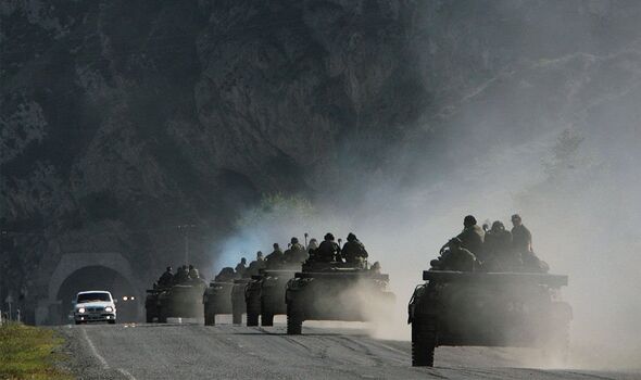Les troupes russes traversent la Géorgie lors de l'invasion de 2008