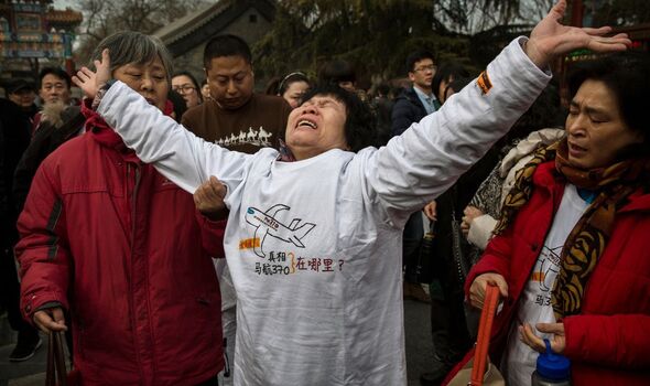 Une femme à Pékin bouleversée par le MH370.