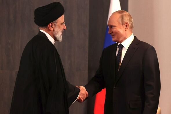 Le président russe Vladimir Poutine (à droite) rencontre le président iranien Ebrahim Reisi
