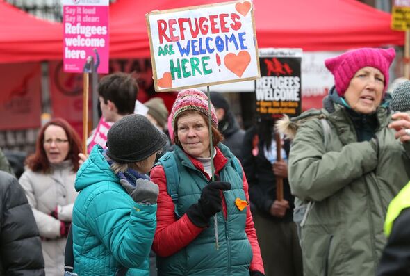 Des manifestants assistent à une manifestation contre les demandeurs d'asile à Cannock