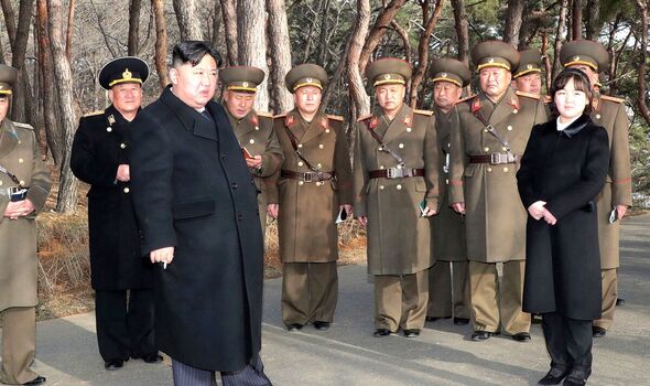  Kim Jong Un (devant à gauche) donnant des instructions sur place à l'unité d'artillerie de Mars en Corée du Nord. 