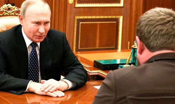 Le Kremlin a publié une vidéo de Poutine et Kadyrov.