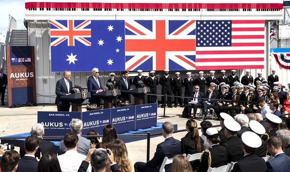 Les dirigeants d'AUKUS tiennent une conférence de presse à la base navale de Point Miramar, à San Diego, lundi. 