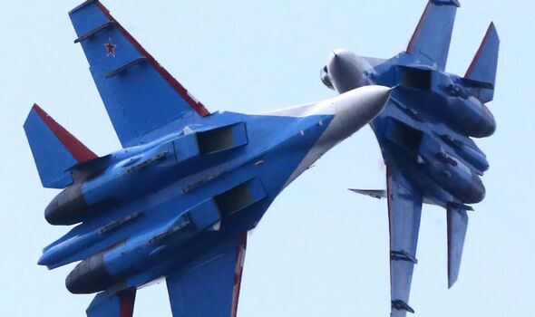 Deux Su-27 russes ont été accusés d'avoir volé de manière imprudente au-dessus de la mer Noire. 