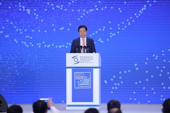 Lei Jun prononçant un discours