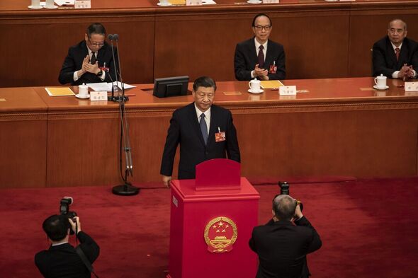 Le Président Xi Jinping dépose son bulletin de vote