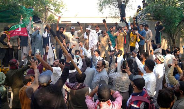 Les partisans de Khan chantent des slogans anti-gouvernementaux alors qu'ils se rassemblent devant sa résidence.