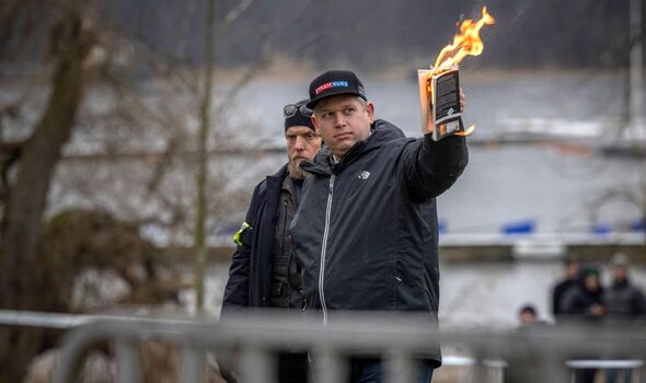 Rasmus Paludan brûle le Coran devant l'ambassade de Turquie à Stockholm. 