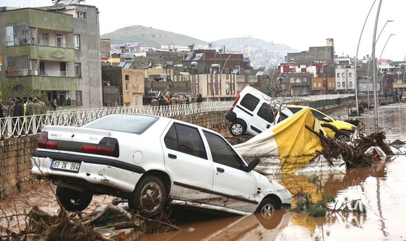 Des véhicules et des débris ont été éparpillés lors des inondations 