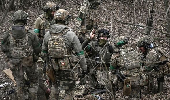 Des membres de l'unité spéciale ukrainienne se rassemblent dans les bois, près de Bakhmut.