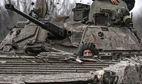 Un soldat ukrainien conduit un char BMP-2 en direction de la ville de Bakhmut.